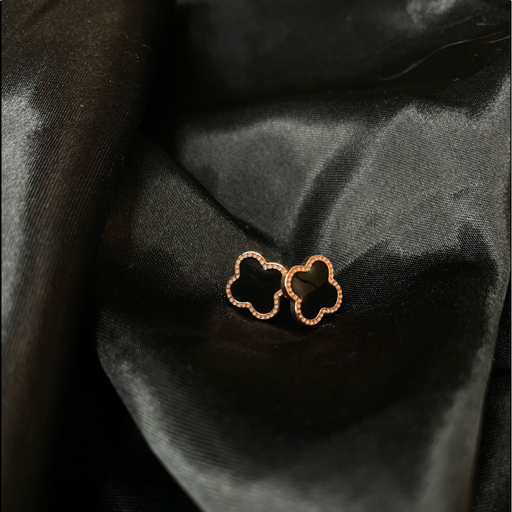 Black Clover Stud Earring Rose With Box